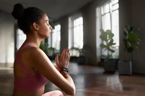 Práticas de yoga direcionadas para aliviar o estresse e ansiedade