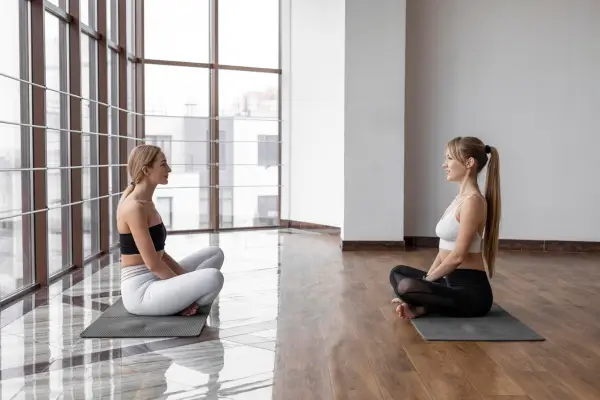 Práticas de yoga direcionadas para aliviar o estresse e ansiedade
